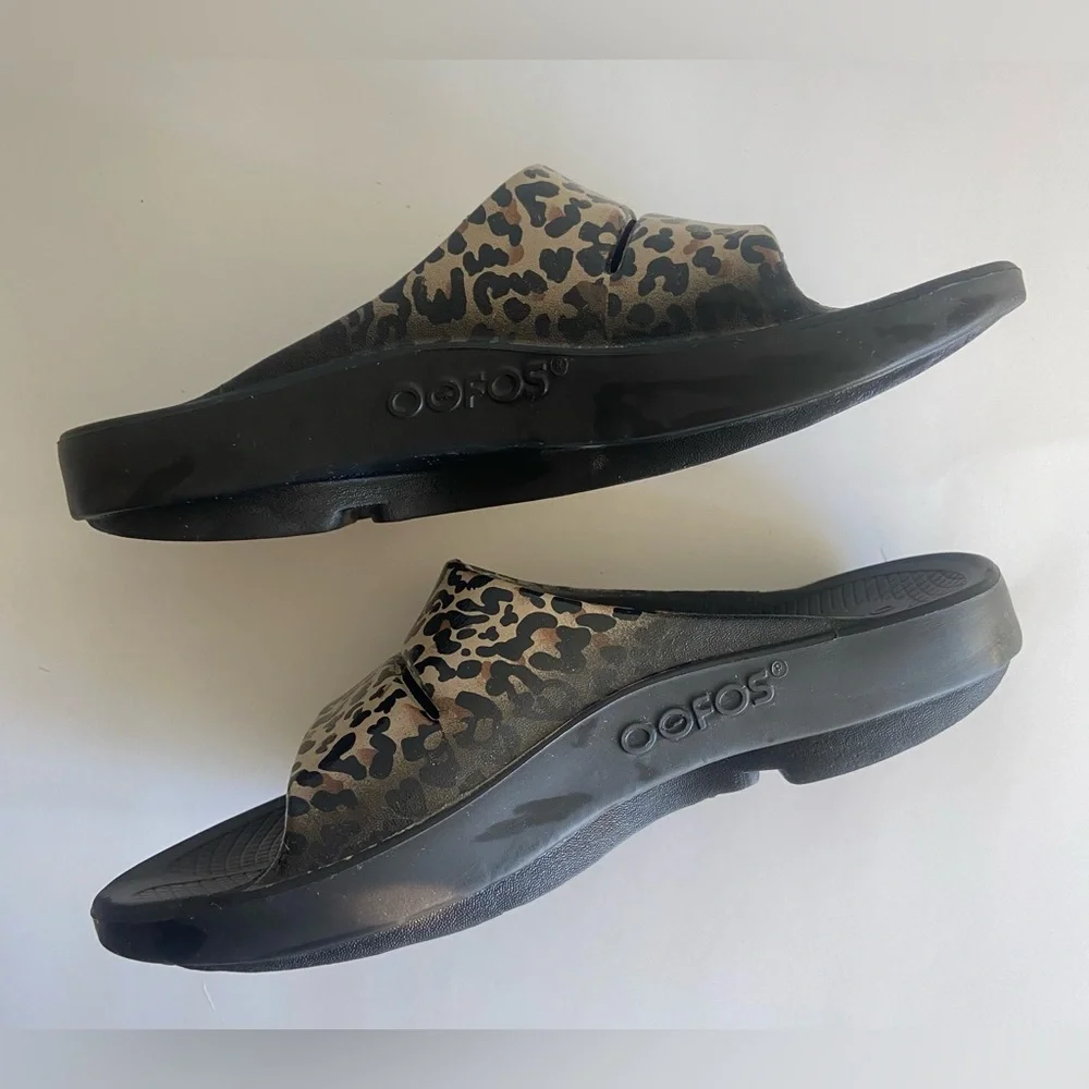 OOFOS Leopard Print Recovery Slide Sandals Excellent condition - Picture 3 of 7